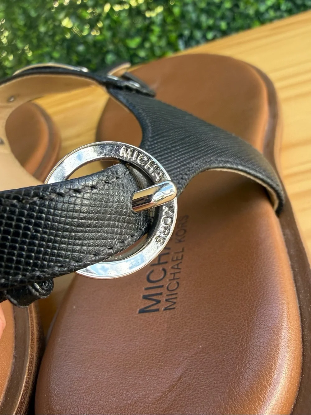 Michael Kors MK Plate Black Leather T-Strap Thong Sandals Women’s Size 7M
